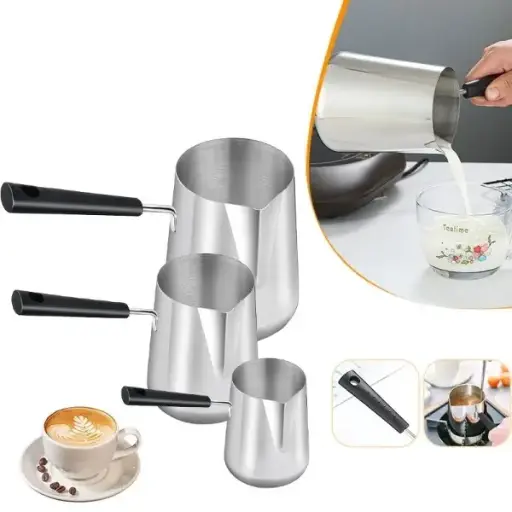 Cafetière turque avec un long manche et un bec verseur 